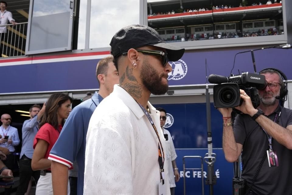 El futbolista brasileño Neymar fue captado en su llegada al GP de Mónaco.