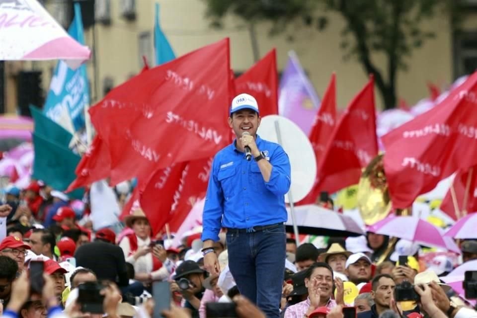 Marko Cortés participó en el cierre regional de campaña que encabezó Alejandra del Moral en Toluca.