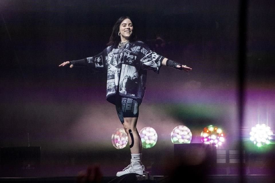 Billie Eilish se lanzó contra quienes la critican en redes sociales por su forma de vestir.