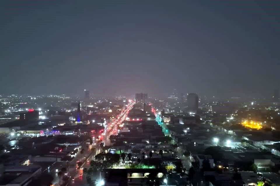 La lluvia fuerte empezó a caer en el Centro de Monterrey alrededor de las 19:00 horas.