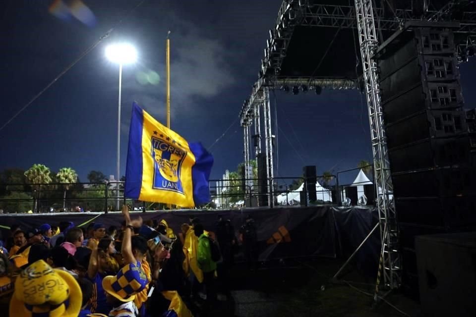 Cientos de aficionados ya están en el lugar.