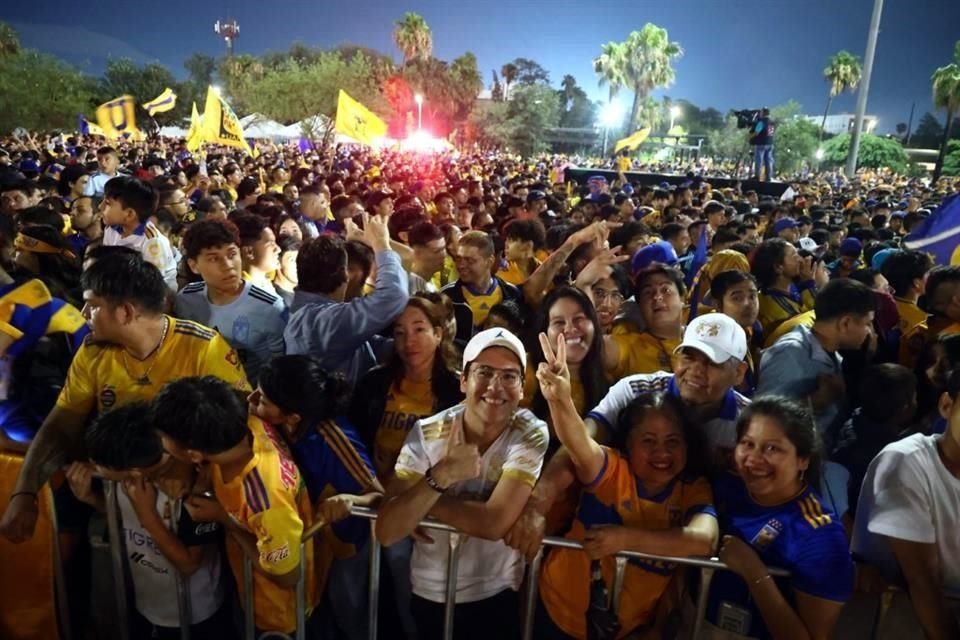 Miles de aficionados ya esperan al equipo en el Universitario.