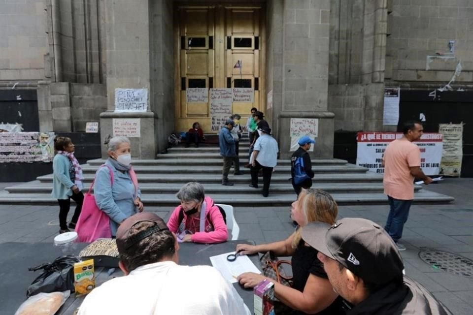 Simpatizantes de la Cuarta Transformación reinstalaron el plantón frente a la Corte.