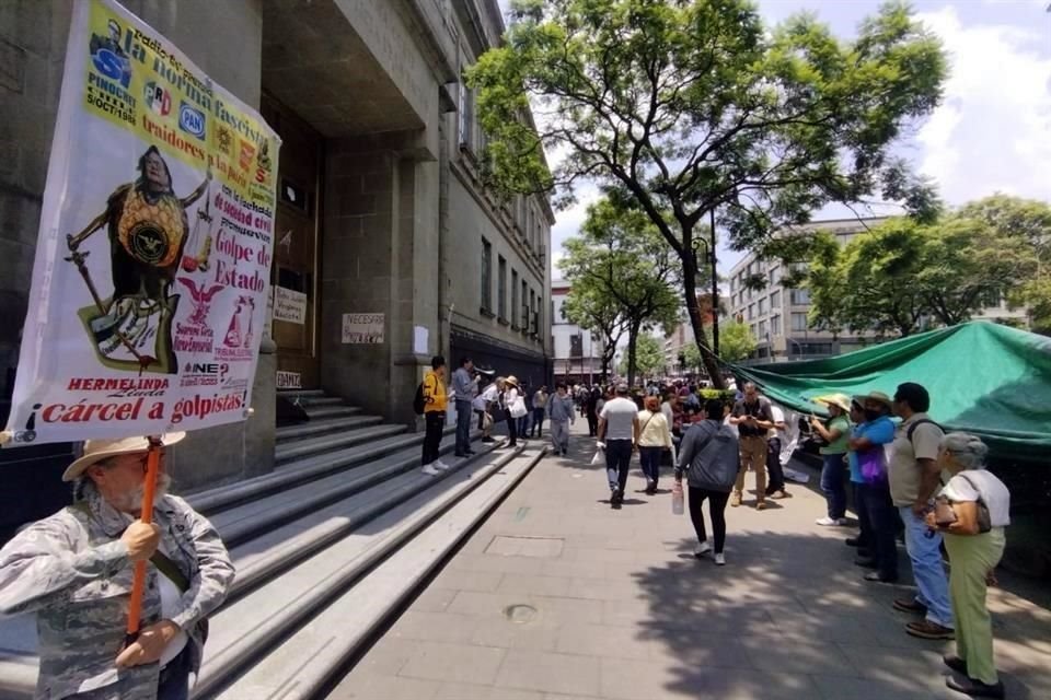 Los simpatizantes morenistas se turnan para hacer guardia frente a la Corte.