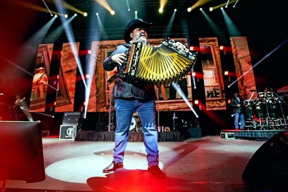 Beto Zapata, vocalista de Grupo PESADO en el Gran Festival 50 Aniversario CSN en la Arena Monterrey.