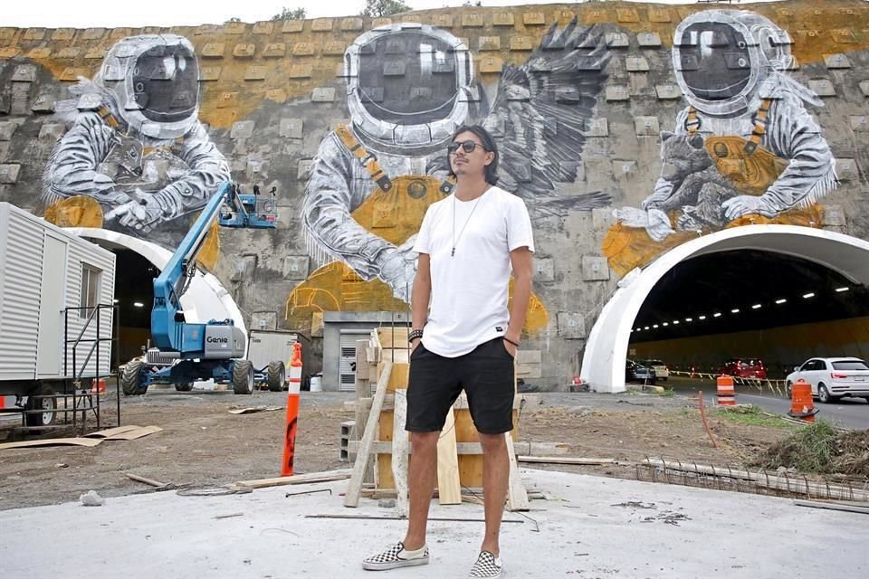 El artista Rubén Carrasco y su obra aún inconclusa.
