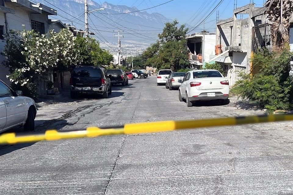 Fuerza Civil se moviliza a una casa de la Colonia Gloria Mendiola, en Monterrey, para buscar armas y droga de un grupo delincuencial.