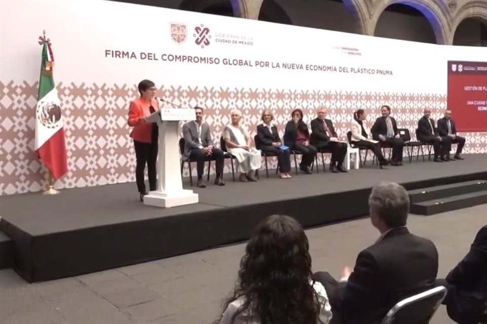 Este martes, autoridades capitalinas e internacionales firmaron la adhesión de la Capital del País a la iniciativa que busca a nivel mundial la reducción del uso de plásticos.