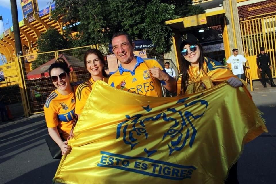 María Fernanda Olaiz, María Esther Flores, René Olaiz y Mariana Olaiz