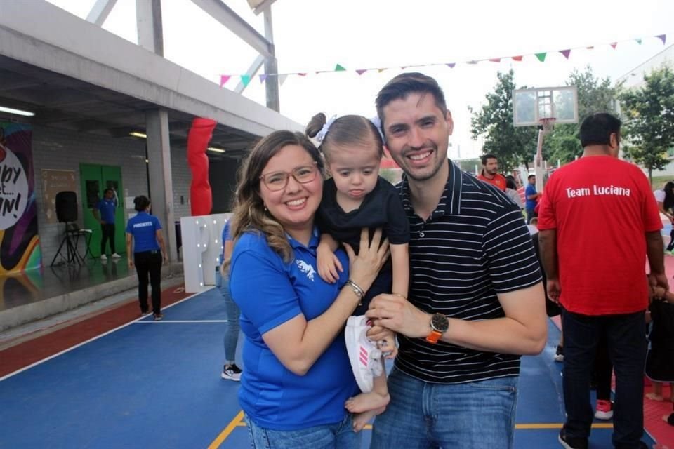 Grecia Garza y Avelino Tamez junto a Olivia Tamez