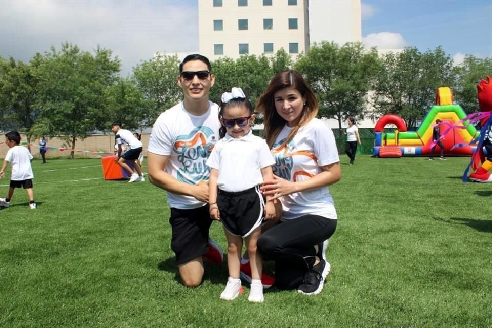 Julio López Cisneros y Virginia Flores junto a Sofía López