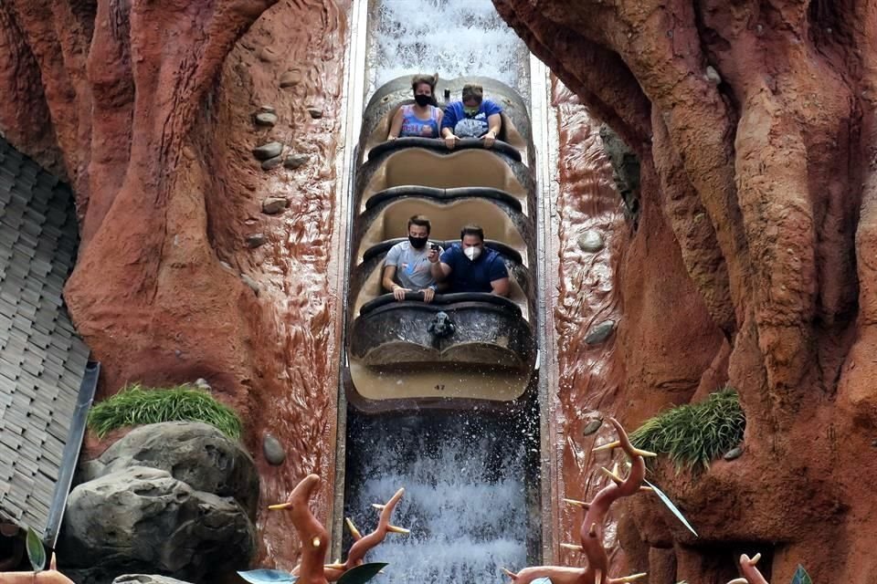 Tras varias críticas sobre la película en la que se basa, el juego mecánico Splash Mountain, en Disneyland, ya cerró sus puertas.