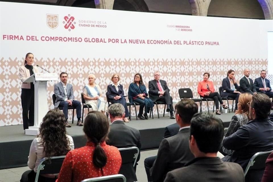 El compromiso firmado ayer establece que se deberán eliminar los plásticos innecesarios; que los que prevalezcan deberán ser reutilizables y compostables.