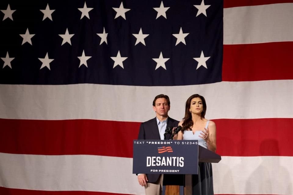 Cassey DeSantis, esposa del Gobernador de Florida, habla durante el primer acto de campaña del candidato presidencial.