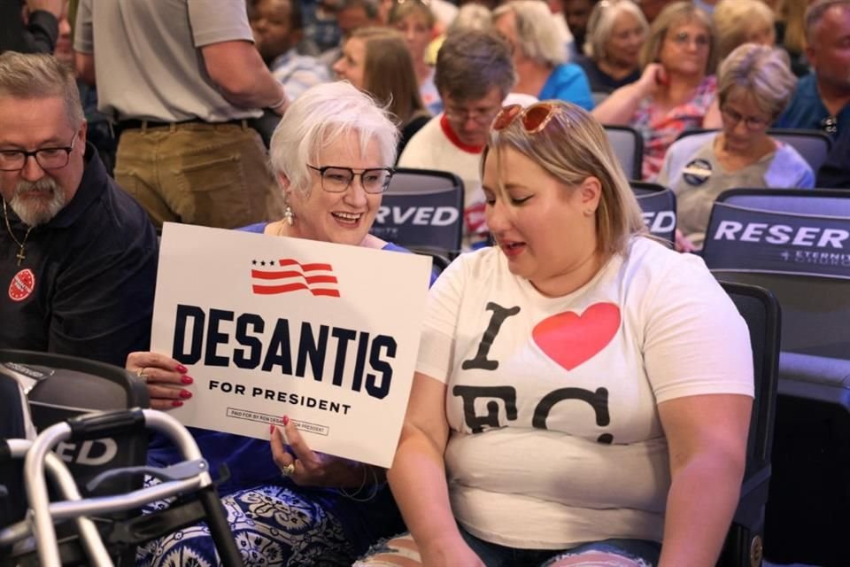 Seguidores del candidato republicano Ron DeSantis acuden a su primer acto de campaña en Iowa.