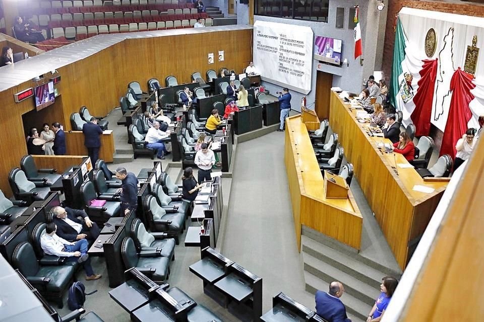 Con el voto del PRI y del PAN, el Congreso quitó ayer los candados para ocupar cargos en la Auditoría Superior del Estado.