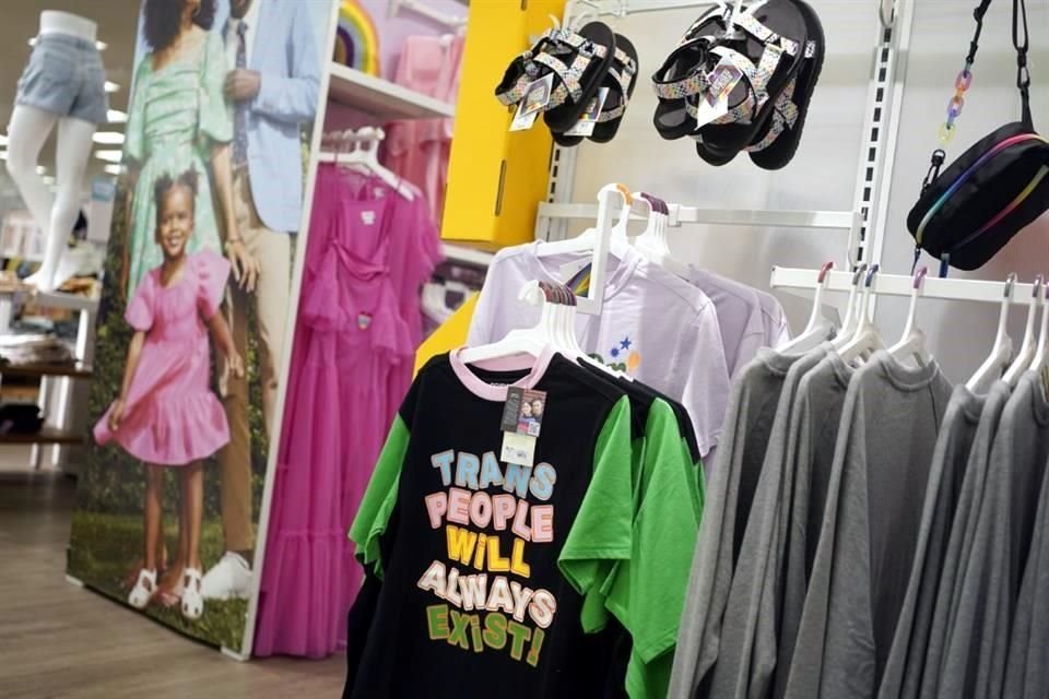 'PRIDE' es una línea amigable para LGBTQ que incluye ropa para niños y trajes de baño para mujeres trans.