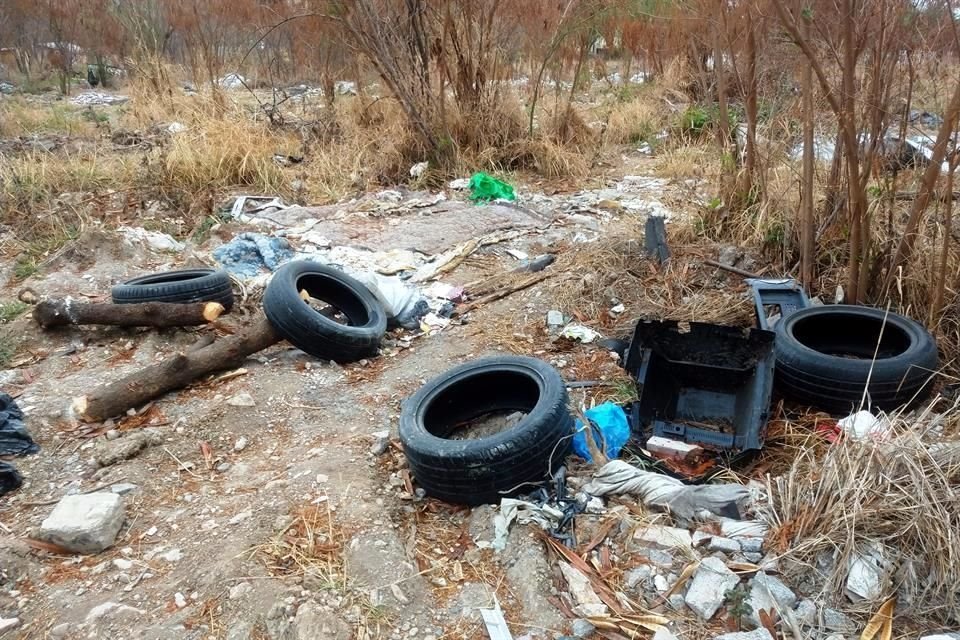 Llantas, basura y maleza son algunas de las causas de riesgo de incendio en terrenos descuidados.