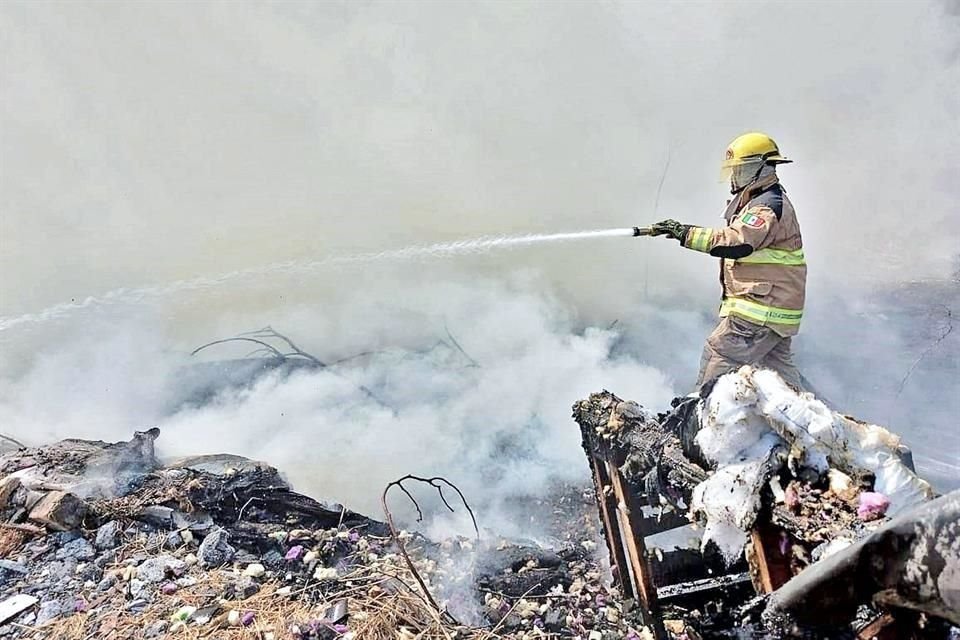 Bomberos de Nuevo León reportó más de 3 mil incendios en lotes baldíos en 13 meses.