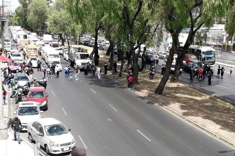 El bloqueo vial se realizó en los carriles con dirección a Puebla.