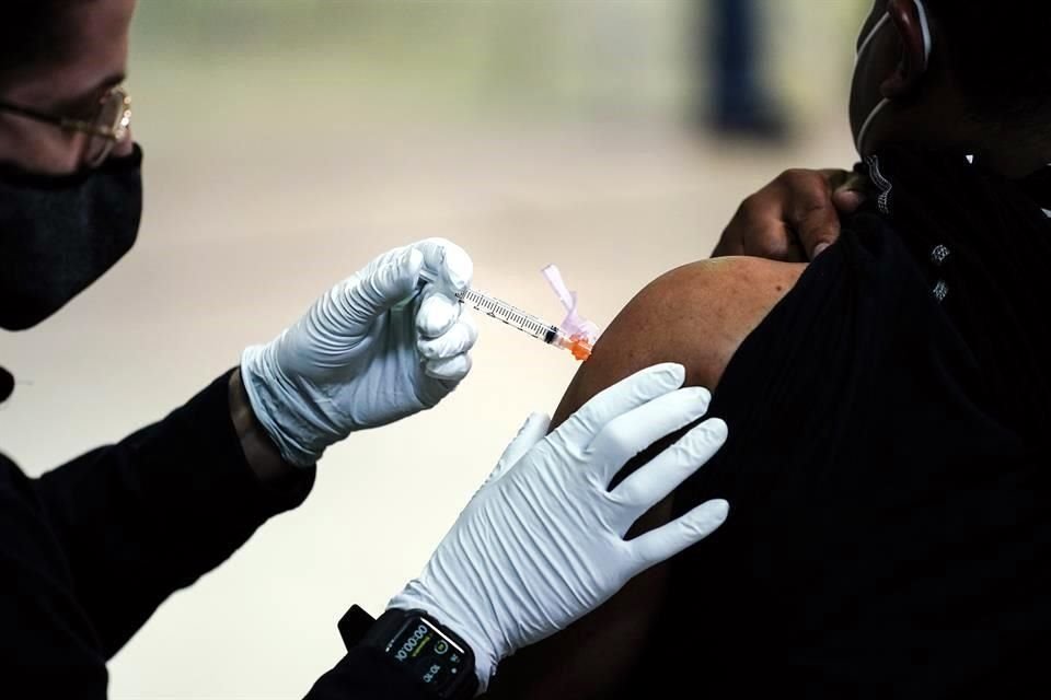 En total, un 30 por ciento de la población estadounidense ha recibido al menos una dosis de la vacuna contra Covid-19.