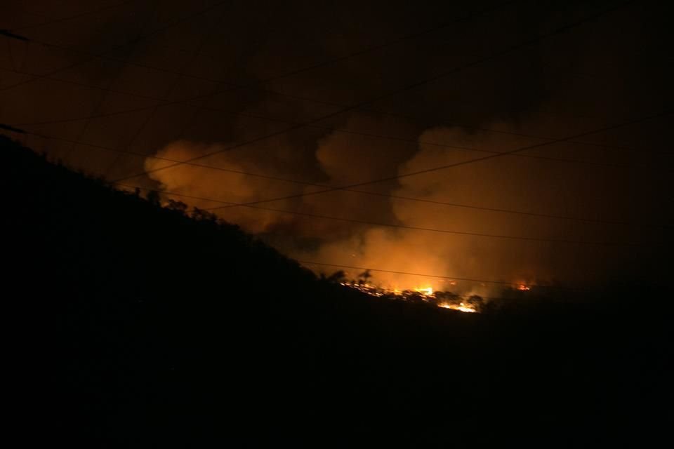 El incendio en el Bosque La Primavera continúa la noche de este viernes, aunque ya se controlaron 3 de los 5 frentes.