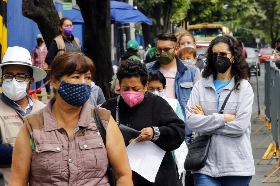 Ahora les toca a los hijos llevar a sus padres a vacunarse, por lo que esperan afuera de los recintos ansiosos por verlos salir con la primera dosis contra Covid.