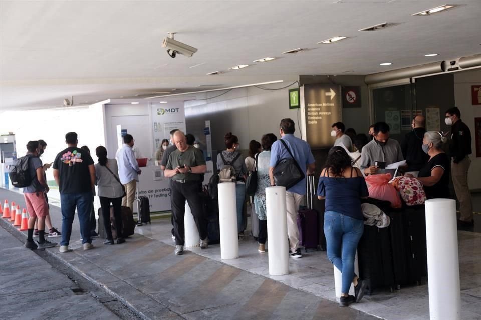 En los módulos de recepción no siembre se mantiene la distancia adecuada entre los usuarios.