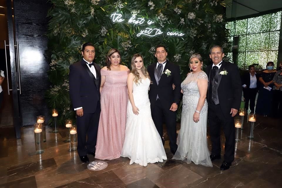 FAMILIA DEL NOVIO Roberto Valle, Cecilia Morales de Valle, LOS NOVIOS, Andrea Guadalupe Medellín de Morales y Rubén Morales Carrazco