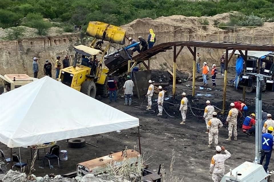 Rescatistas trabajan en la mina Micarán, en el poblado Rancherías, de Múzquiz, en la búsqueda de cuerpos.