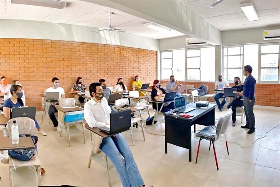 Después de un año de juntas de manera virtual, profesores de escuelas públicas de Nuevo León regresaron al trabajo presencial.