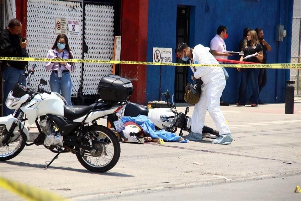 De al menos seis balazos fue ejecutado un joven que salía de comprar en una tienda para plomeros ubicada en la Colonia San Juan de Ocotán.