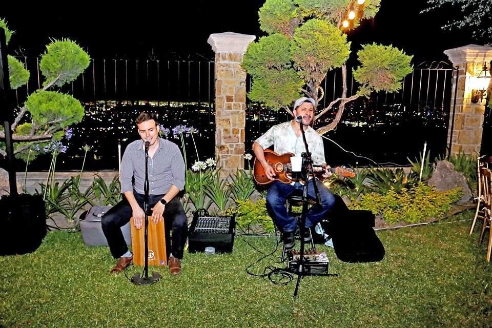 La reunión fue amenizada por la música de un dueto.