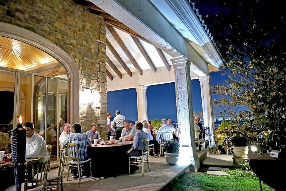 Los invitados convivieron al aire libre.