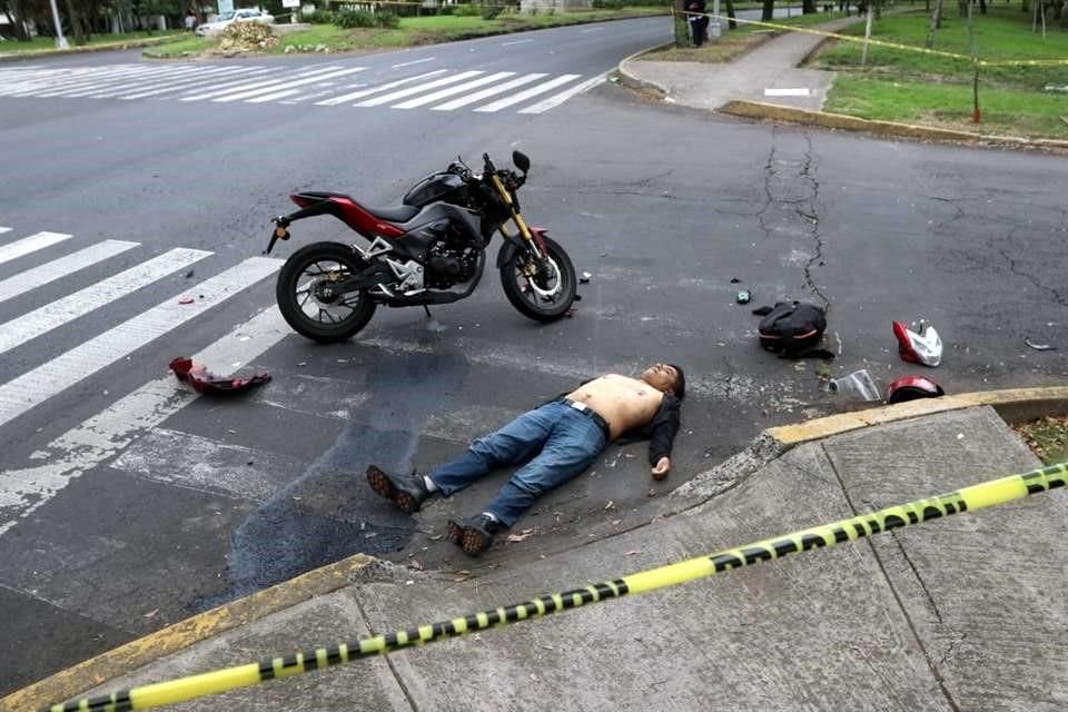 Tras sufrir lesiones graves en el tórax luego de chocar con un auto, un motociclista perdió la vida en Montes Auvernia y Reforma.