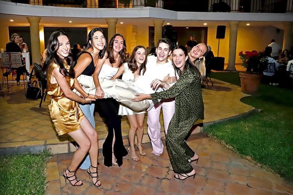 Mariale Lemmenmeyer, Eugenia Lozano, Lucía Barrera, la novia, Alfonso Calderón Herrera, Mónica Troncoso y Fernanda Lozano