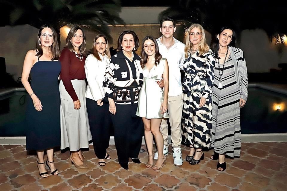 Karina Herrera de Cantú, Fernanda Herrera, Lorenza Herrera de González Ballesteros, Magdalena Garza de Herrera, los novios, Balbina Herrera de Medrano y Magdalena Herrera de Calderón