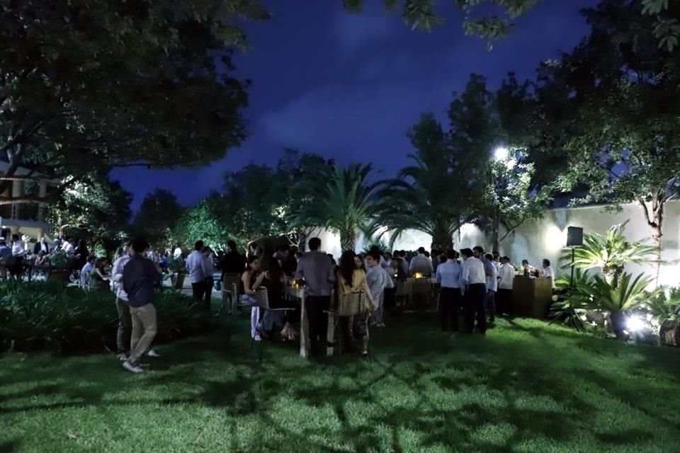 La pareja celebró su compromiso con sus familiares y amigos.