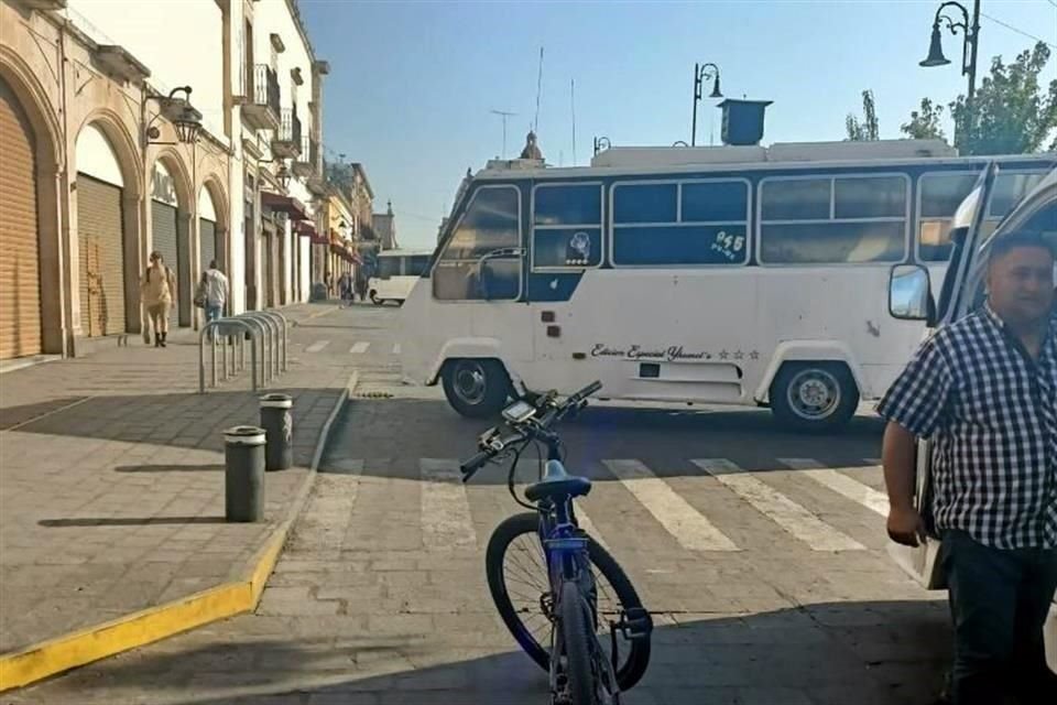 Transportistas cruzaron combis, taxis y microbuses en distintas avenidas para evitar el tránsito vehicular en Morelia, Michoacán.