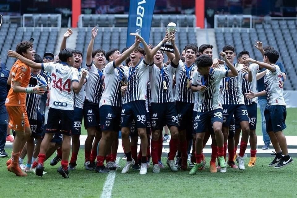 El equipo completo de la sub 14, de Rayados celebrando la victoria.