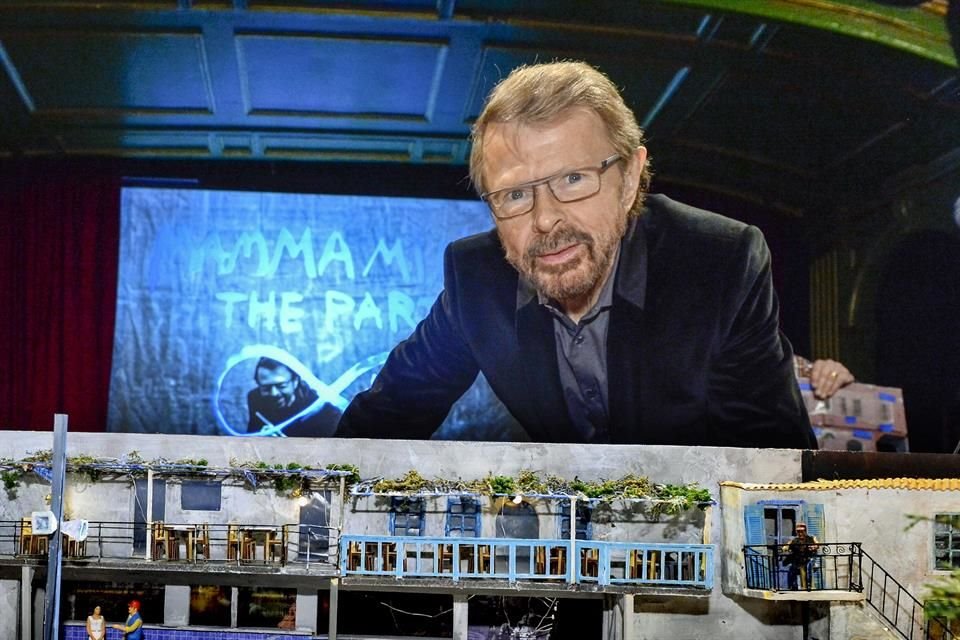 En 1964, Björn Ulvaeus emprendió gira con su banda The Hootenanny Singers, cuatro años más tarde, escuchó en la radio a Agneta Fältskog, cuya voz lo impresionó a tal grado de quererla conocer.