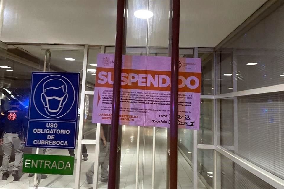 Cerca de las 19:00 horas, elementos de Protección Civil y de Fuerza Civil clausuraron y evacuaron el edificio Kalos.