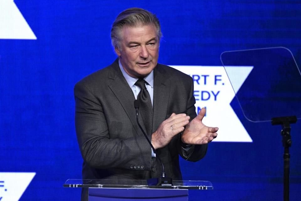 Alec Baldwin llegó a un acuerdo con la familia de la directora de fotografía Halyna Hutchins tras la demanda por homicidio involuntario.