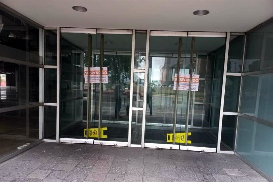 Las puertas del inmueble tanto por Zaragoza como por Escobedo, permanecen cerradas y con los sellos de clausura.