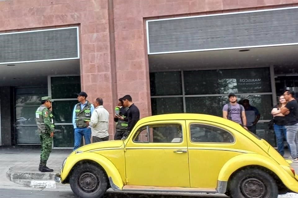 Empleados de diversas compañías arribaron al edificio Kalos para enterarse que no podían entrar.