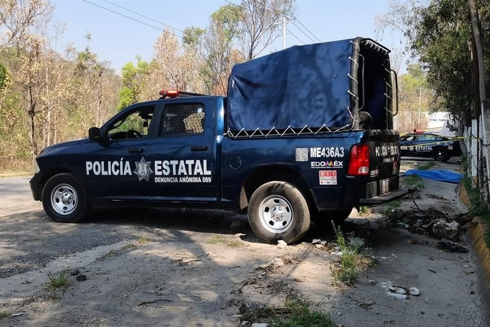 Sobre la calle Los Arcos, que divide el Parque Memorial y el Panteón, fue dejado el cuerpo de una mujer, en Naucalpan.