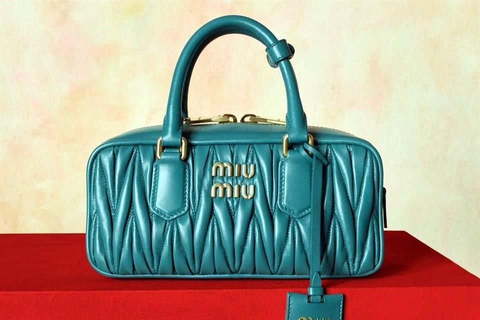 Miu Miu estrena por partida doble: su bolsa Arcadie y el rostro de Gigi Hadid como embajadora del producto