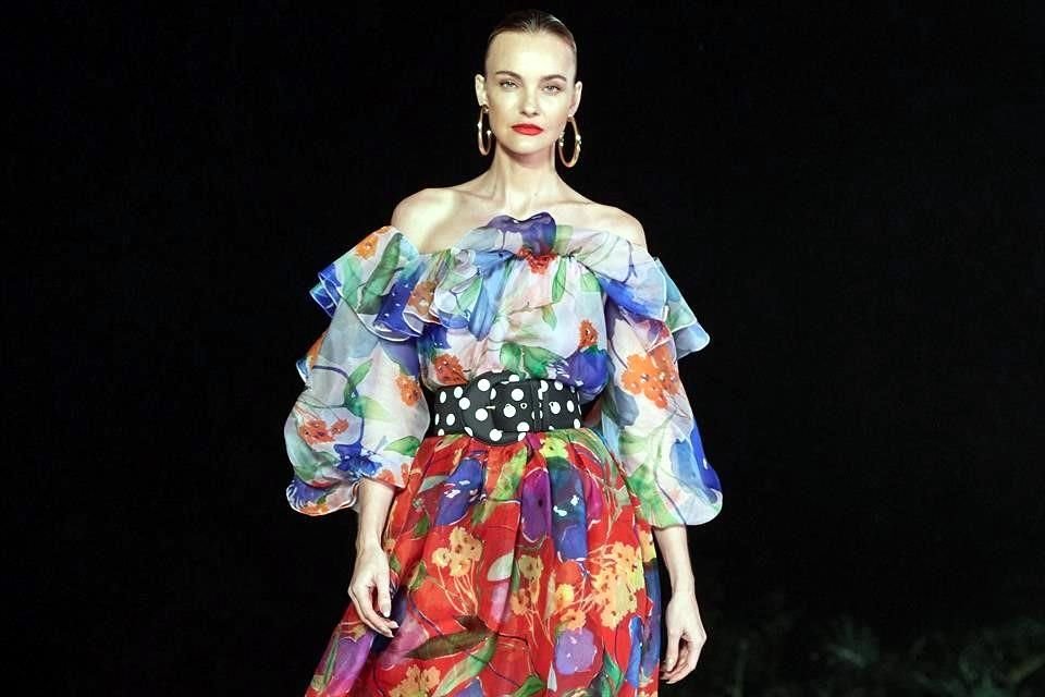 Carolina Herrera  presentó su nueva colección Resort 2024 en Brasil, a través de un colorido desfile.