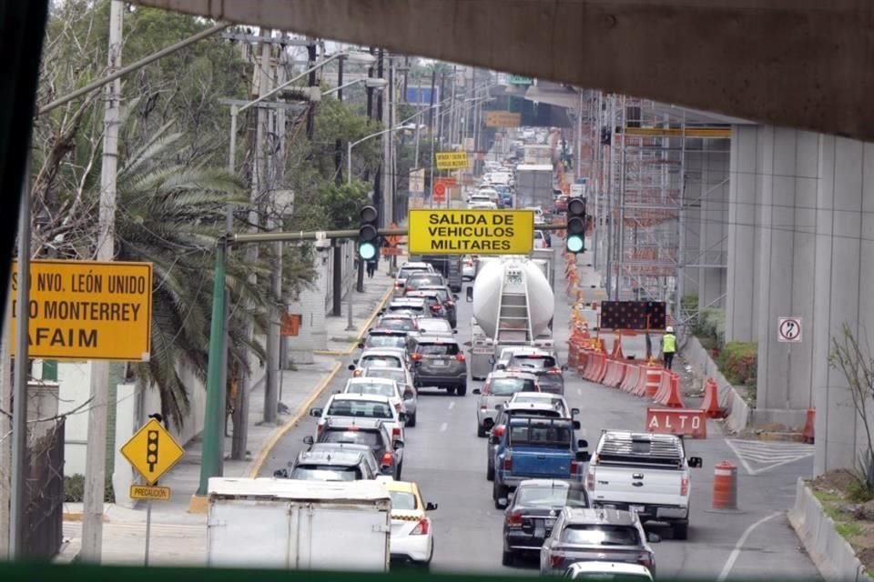 La aplicación de los exámenes causó largas filas de vehículos alrededor del campus, en San Nicolás. 