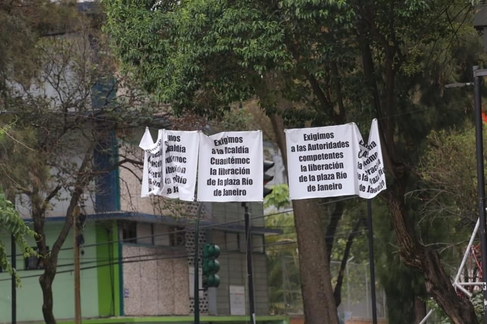 Durante varias horas las mujeres esperaron para poder exhibir sus mercancía, y lo lograron tres horas después, no obstante, los servidores públicos no se retiraron de la plaza.